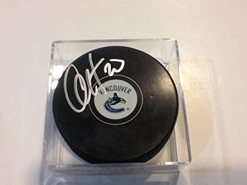 Крис Хигинс подписа хокей шайба Ванкувър Канъкс с автограф c - за Миене на НХЛ с автограф